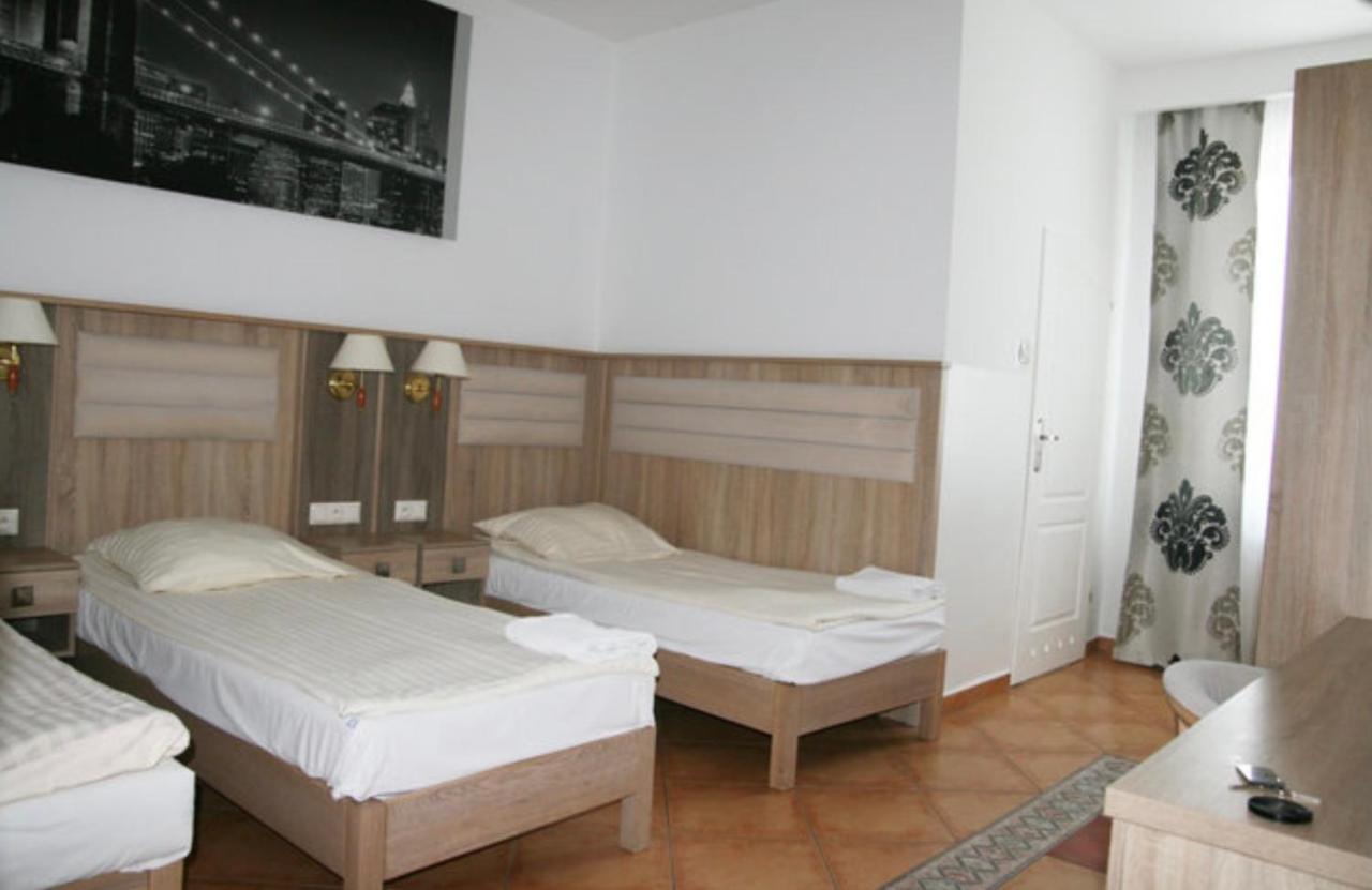 Lotos Hotell Rawicz Exteriör bild