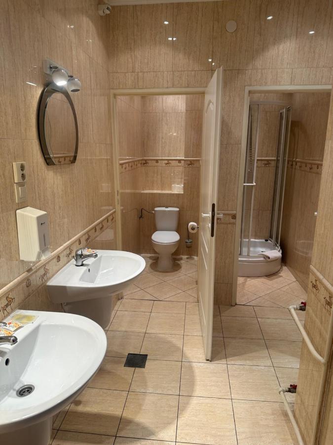 Lotos Hotell Rawicz Exteriör bild