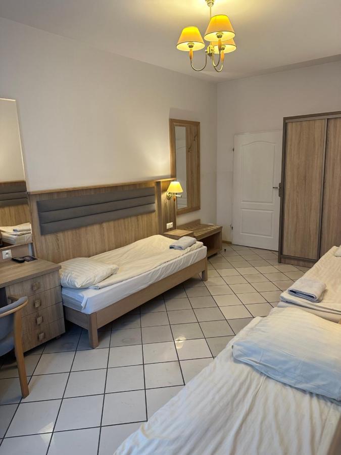 Lotos Hotell Rawicz Exteriör bild