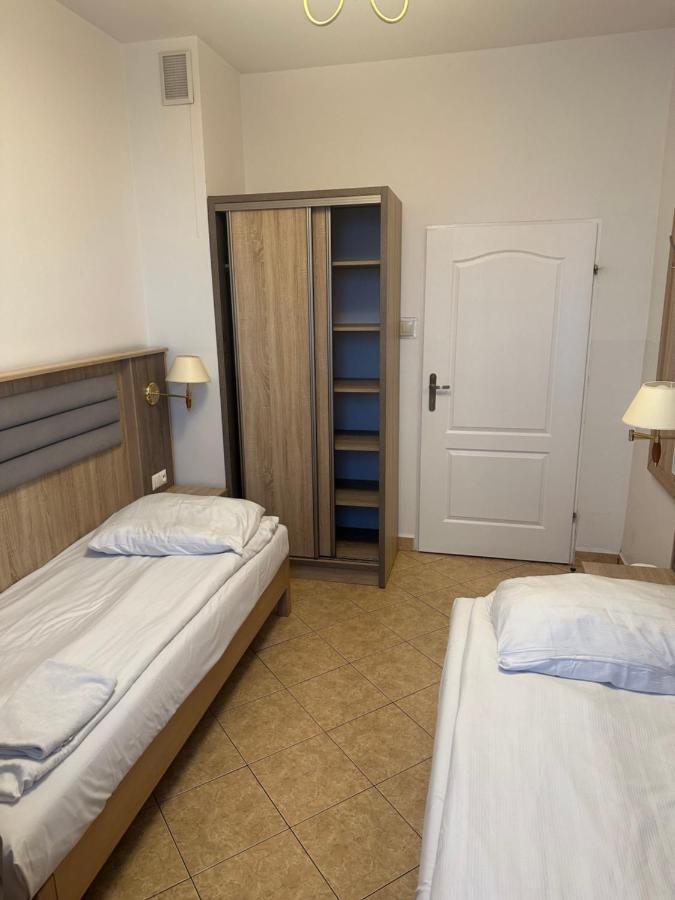 Lotos Hotell Rawicz Exteriör bild